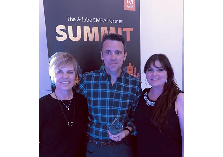 Foto GTI recibe de la mano de Adobe el premio al distribuidor Educativo 2019.